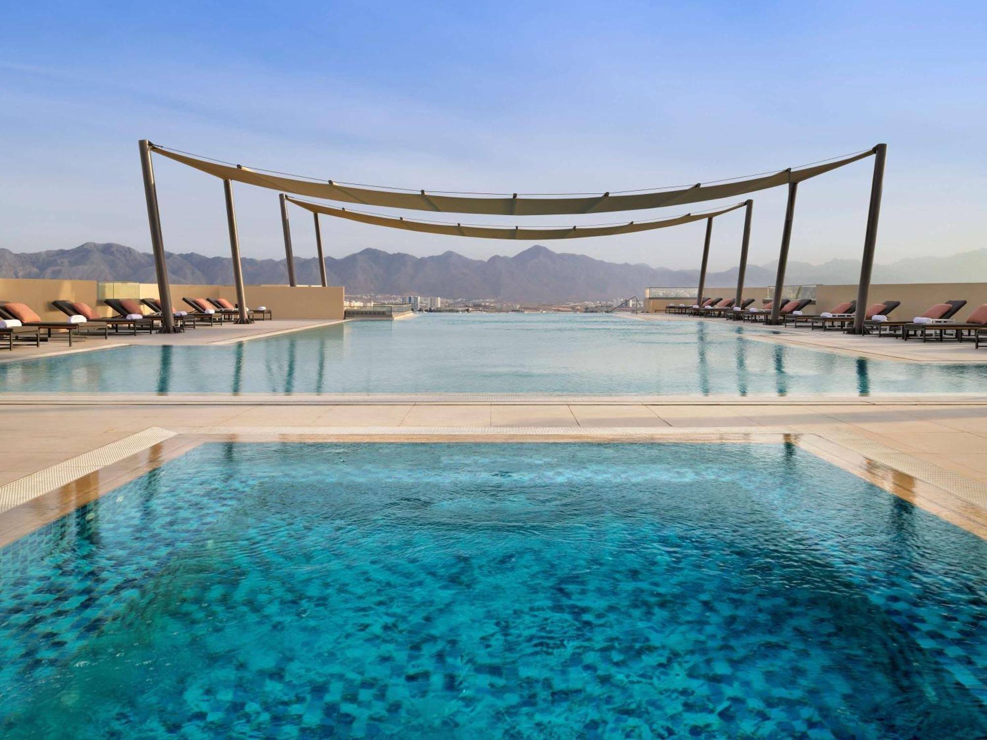 Moevenpick Hotel & Apartments Ghala มัสกัต ภายนอก รูปภาพ The pool at the hotel