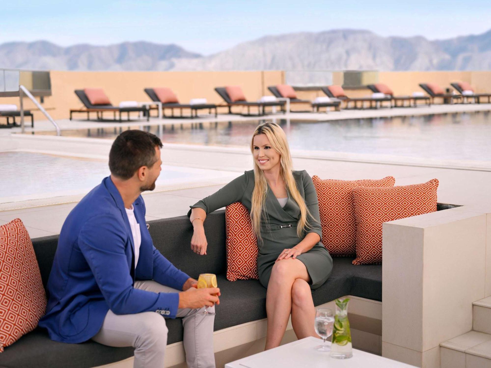 Moevenpick Hotel & Apartments Ghala มัสกัต ภายนอก รูปภาพ The Sky Lounge