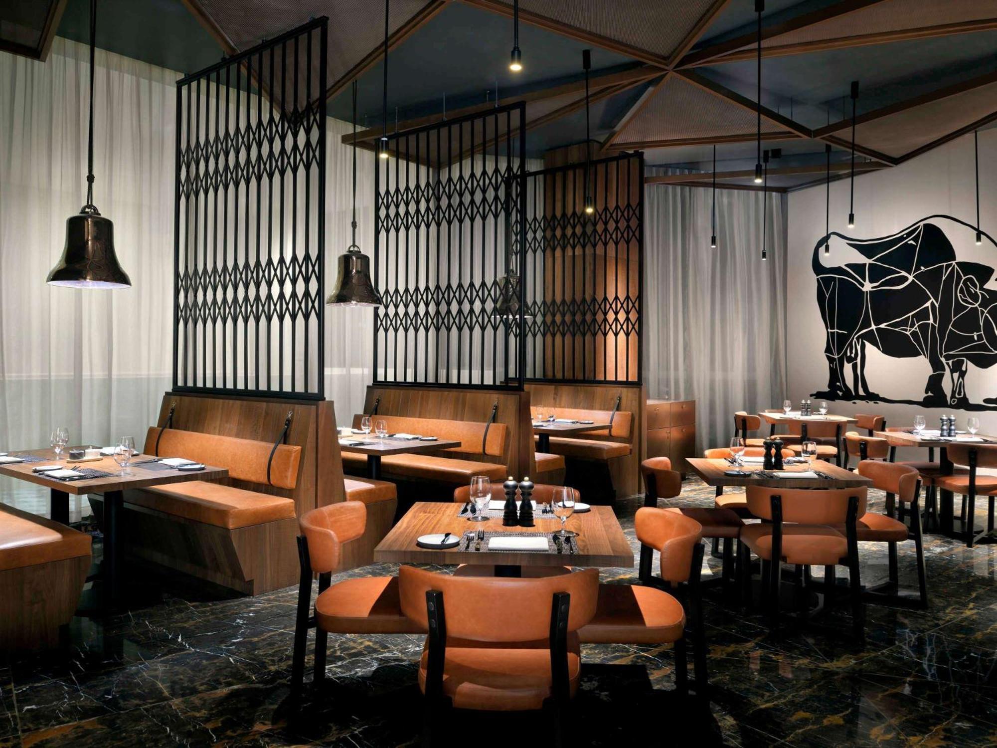 Moevenpick Hotel & Apartments Ghala มัสกัต ภายนอก รูปภาพ The interior of a typical restaurant