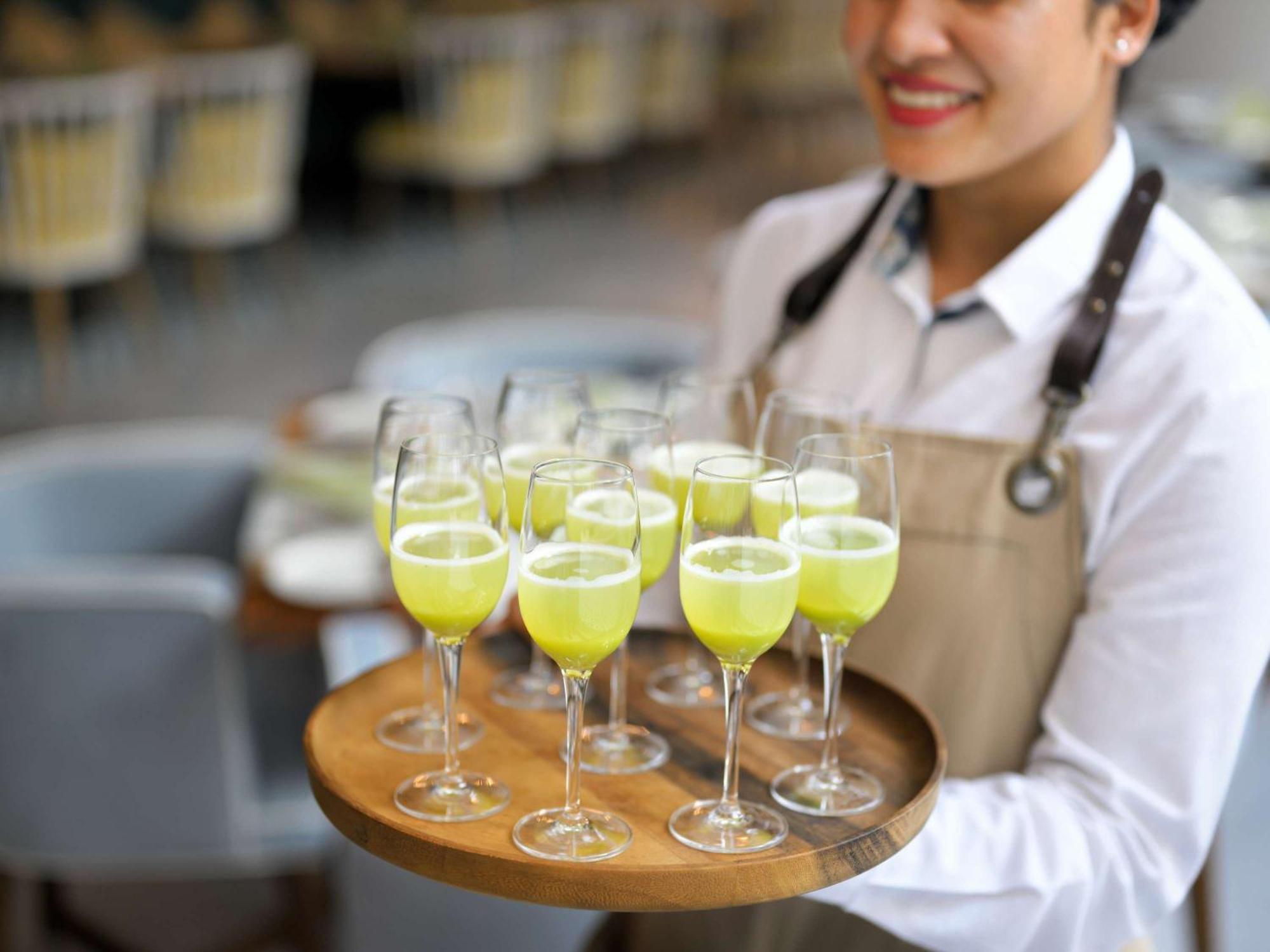 Moevenpick Hotel & Apartments Ghala มัสกัต ภายนอก รูปภาพ A server holding a tray of cocktails