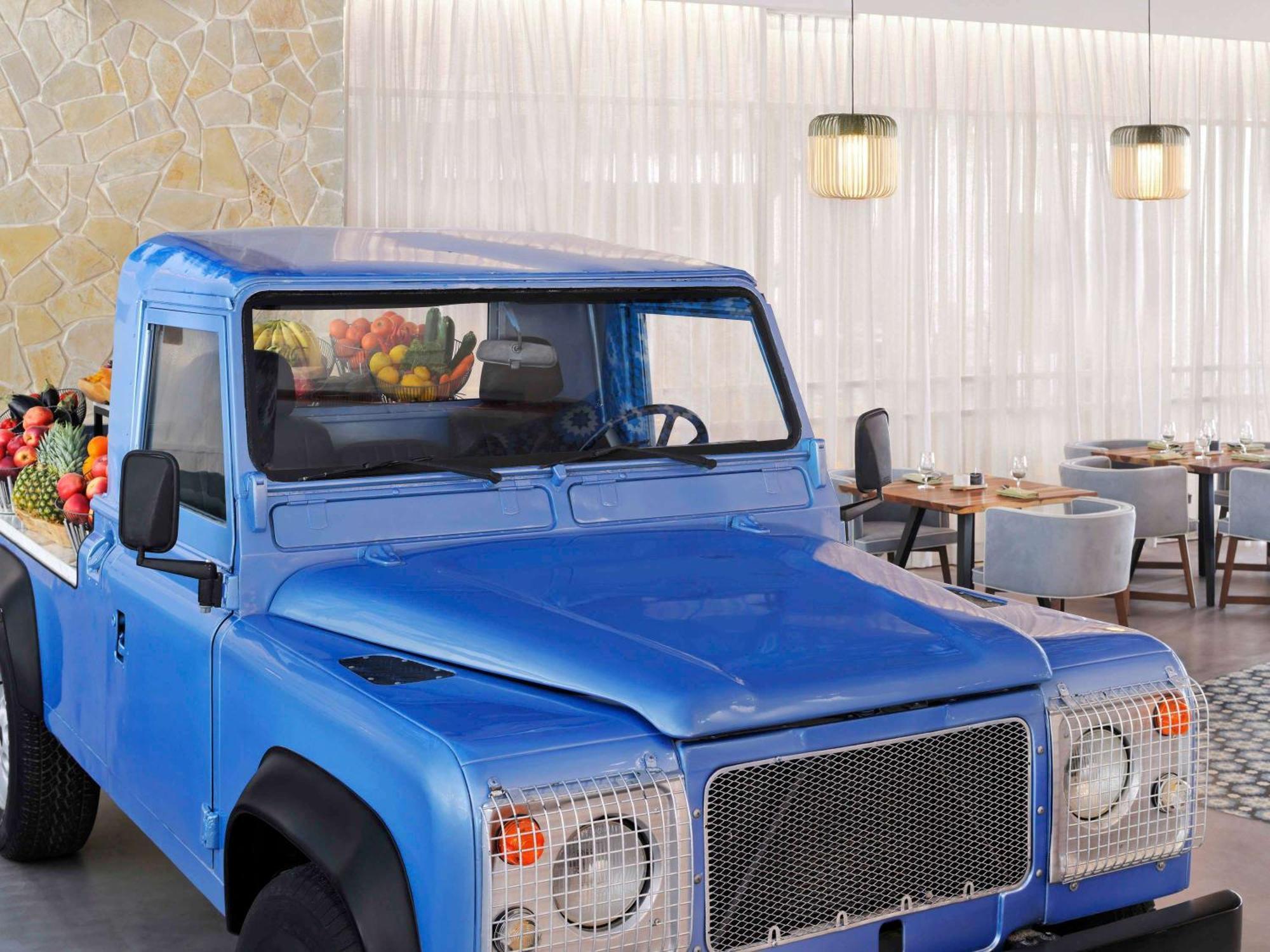 Moevenpick Hotel & Apartments Ghala มัสกัต ภายนอก รูปภาพ The Land Rover Defender 90