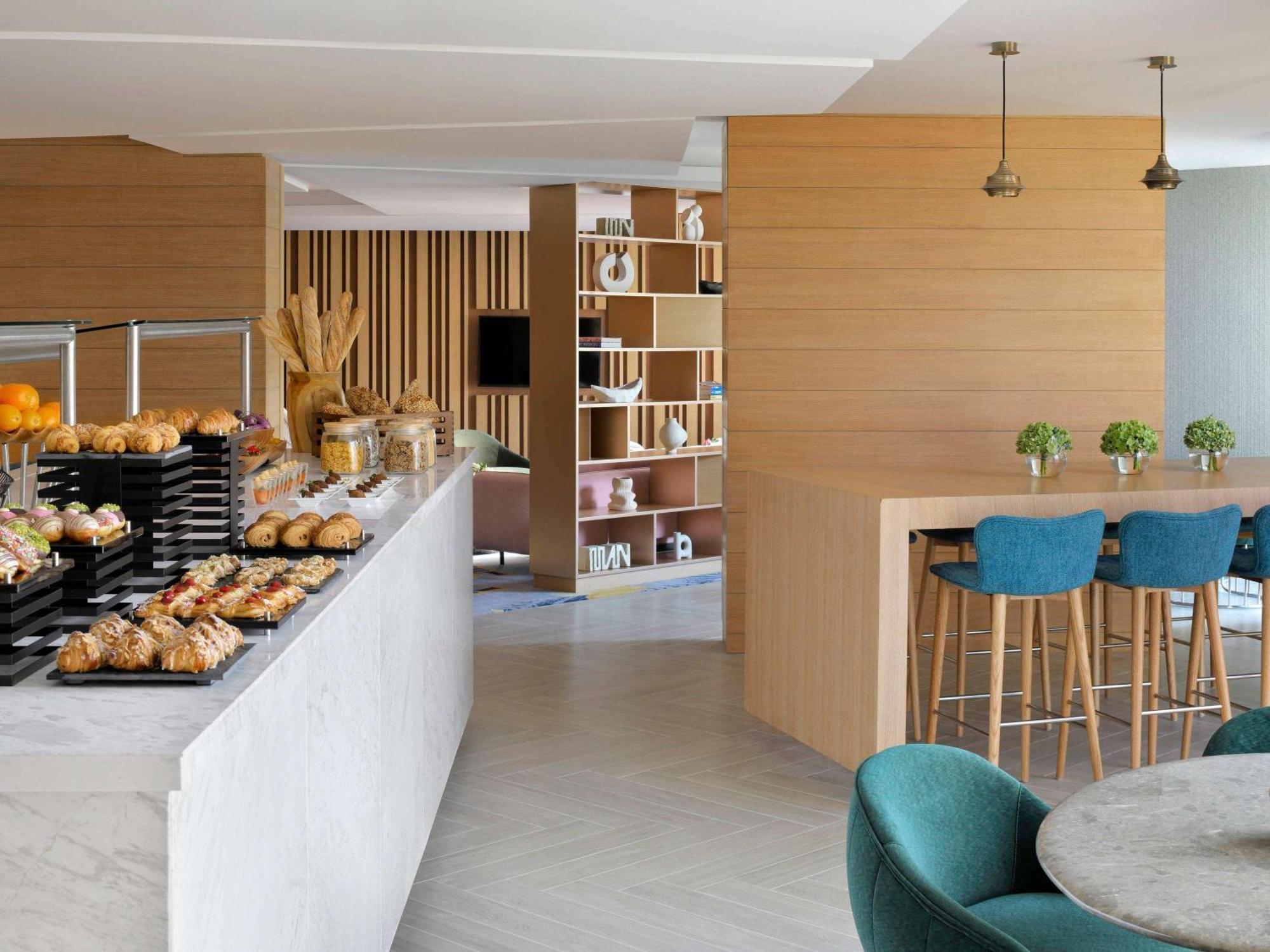 Moevenpick Hotel & Apartments Ghala มัสกัต ภายนอก รูปภาพ The lounge at the airport