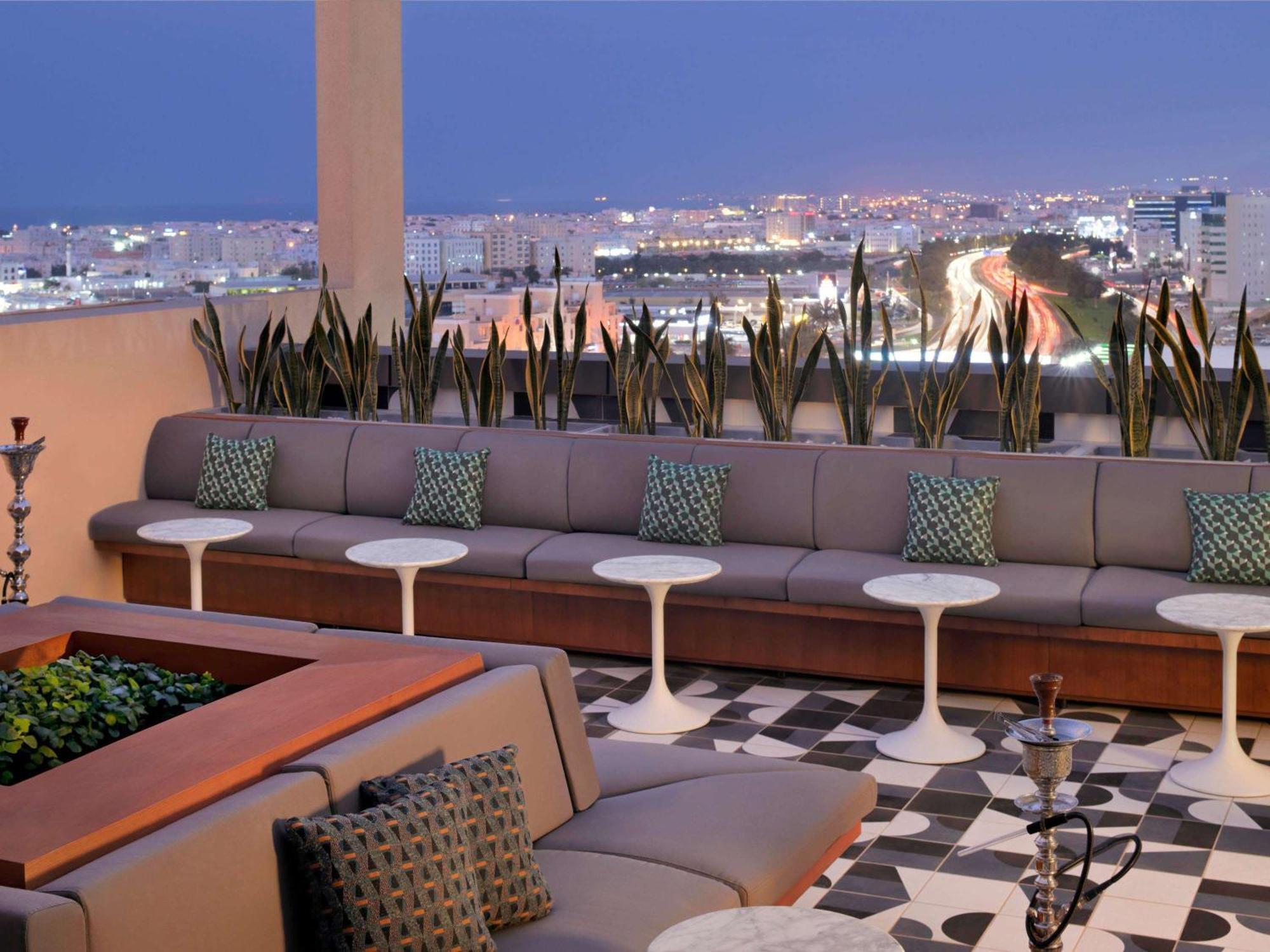Moevenpick Hotel & Apartments Ghala มัสกัต ภายนอก รูปภาพ The rooftop lounge at the Hotel Indigo