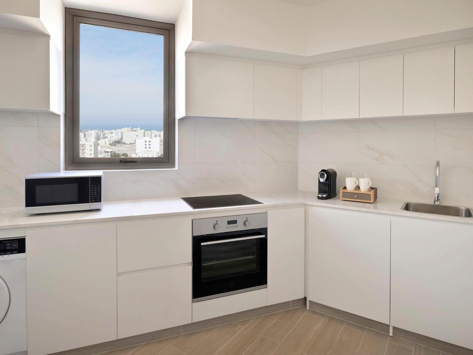 Moevenpick Hotel & Apartments Ghala มัสกัต ภายนอก รูปภาพ A typical kitchen in a student apartment