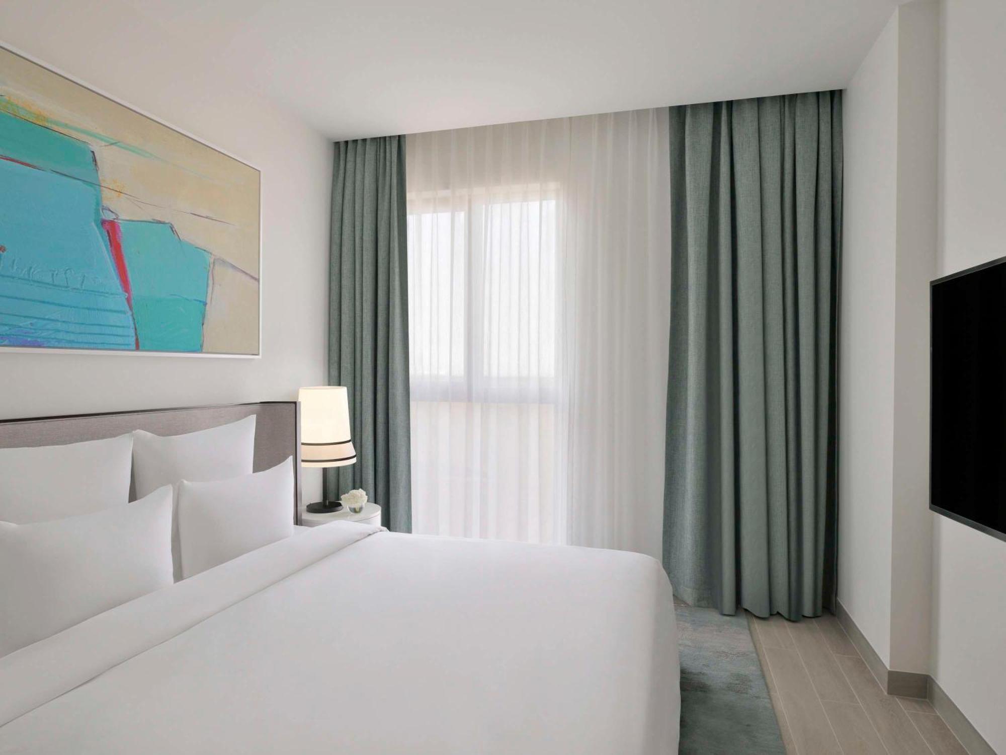 Moevenpick Hotel & Apartments Ghala มัสกัต ภายนอก รูปภาพ A bedroom at the hotel